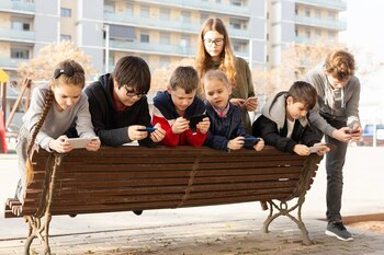 Un nou fenomen ne lovește copiii. Brain rot - putrezirea creierului - este dat de dependența de ecrane a copiilor. (…)