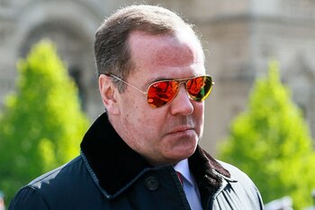 „Calm Down”. Elanul nuclear al lui Medvedev, temperat de ministrul belgian al Apărării pe ritmurile Selenei Gomez