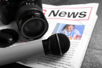 O generație pierdută de consumatori de știri? Un sondaj arată că adolescenții nu agreează mass-media de știri