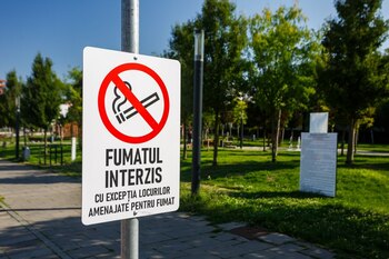Fumatul este oficial interzis în spațiile publice din Cluj-Napoca. Ce amendă riscă cei care o încalcă
