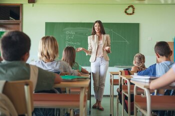 Românii și-au pierdut încrederea în școală: doar 12% consideră sistemul educațional de calitate. ONG: „Educația (…)