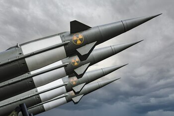 Polonia cere arme nucleare, România ezită. E decizia corectă? Fost șef de Stat Major: „N-am avea cu ce le apăra și (…)