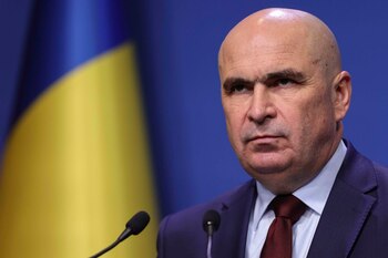 Bolojan anunță burse doar pentru elevii cu note de minim 9. Titularii din Educație nu își pierd locurile de muncă