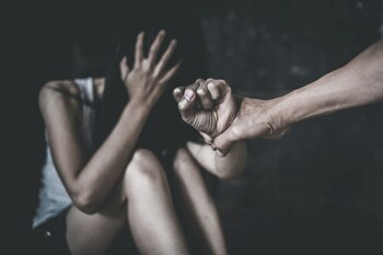 Doi ani cu suspendare și 2000 de euro daune morale pentru un bărbat care a abuzat sexual ani la rând o copilă pe (…)