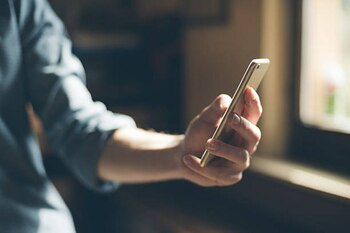 Eticheta energetică devine obligatorie pentru telefoane și tablete. Ce trebuie să știi înainte să-ți cumperi un (…)