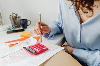 Impredictibilitatea economică și creșterea taxelor pun presiune pe industria serviciilor pentru afaceri, arată o (…)
