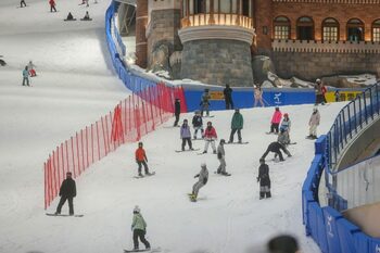 Cel mai mare resort indoor de SKI din lume și-a deschis porțile. Cum arată o zi pe pârtiile din Shenzhen