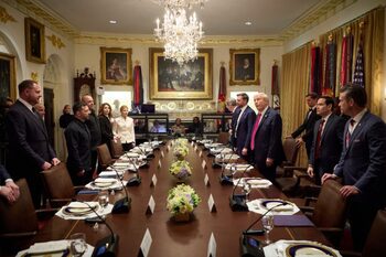 FT: Trump l-a presat pe Zelenski să accepte condițiile lui Putin, altfel acesta va „distruge” Ucraina. Discuții cu (…)