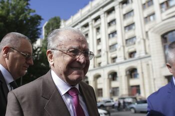 Ion Iliescu, fost președinte al României, rămâne internat la terapie intensivă