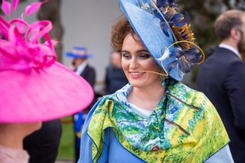 Noi imagini cu femeia care a atras toate privirile la parada de Ziua Națională. Are o colecție impresionantă de pălării