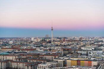Un oraș european vrea să atragă turiști, deși Paris și Barcelona se luptă cu turismul excesiv