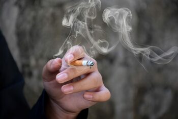 Cercetătorii avertizează că alimentele ultra-procesate pot fi la fel de nocive ca fumatul