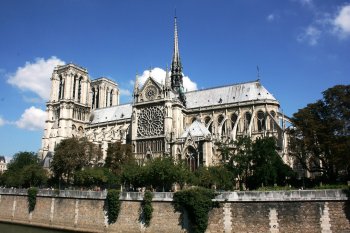 La un an de la redeschidere, Notre Dame depășește Luvrul și Turnul Eiffel la numărul de vizitatori