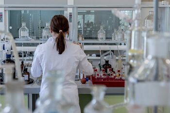 O bacterie comună a fost modificată genetic pentru a produce din plastic paracetamol