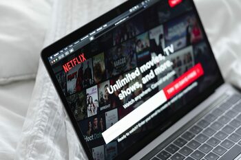 Filmul de pe Netflix care rupe topurile! Povestea te ține cu sufletul la gură, dar vei și râde copios