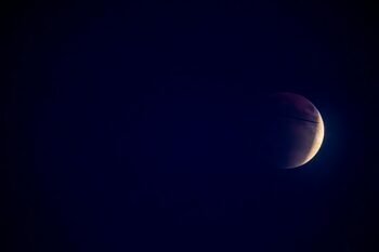 Imagini spectaculoase cu „Luna Sângerie”, în noaptea de 7 spre 8 septembrie 2025. Cum se vede din România