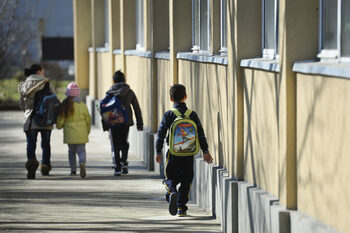 Un elev de 9 ani, într-o criză de furie, a dislocat umărul unei învăţătoare, a lovit-o pe directoarea adjunctă şi a (…)