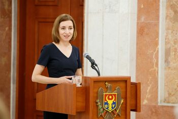 Maia Sandu a conferit distincții de stat mai multor scriitori și critici literari