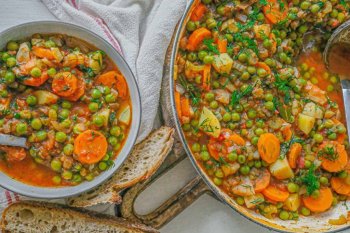 Mâncare de mazăre cu cârnați: Este perfectă simplă, cu pâine proaspătă sau cu un ardei iute alături