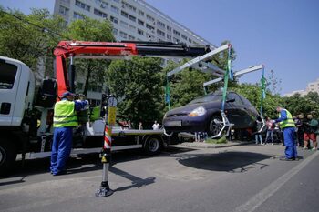 Mașinile lăsate lângă stațiile STB vor fi ridicate. Anunț de la Poliția Locală, ce trebuie să știe șoferii