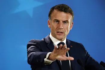 Emmanuel Macron avertizează China că Uniunea Europeana îi va aplica tarife vamale asemănătoare cu cele ale lui Trump