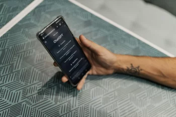 Un sfert dintre adolescenţi britanici apelează la chatbot-uri pentru sprijin în materie de sănătate mintală: „Simt (…)