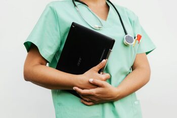 Medicii care nu respectă programul la stat riscă să fie dați afară. Rogobete: Fiecare face ce vrea, cum vrea, când vrea