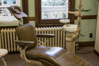 Cel mai mare muzeu al stomatologiei din lume: 40.000 de artefacte, scaune dentare din secolul XIX, radiografii (…)