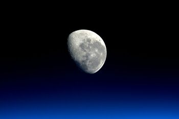 STUDIU/ Un asteroid care riscă să intre în coliziune cu Luna ar putea afecta sateliţii