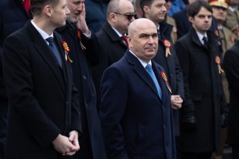 National Day/ Over 20,000 attend military parade in Alba Iulia, PM Ilie Bolojan also present