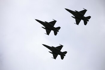 MApN: Aeronave F-16 au fost alertate în urma unui atac cu drone în Ucraina, în apropierea frontierei cu România