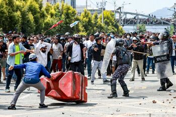 Revoluţie în desfăşurare în Nepal; sediul Parlamentului, incendiat de protestatari, soţia unui fost premier a fost ucisă