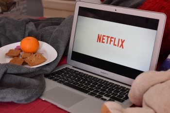 Filmul de pe NETFLIX pe care nu trebuie să îl ratezi! A urcat rapid în topuri și aduce atmosfera de sărbătoare