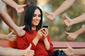Validarea: oglinda socială sau ancoră interioară? O explorare a nevoii umane de aprobare