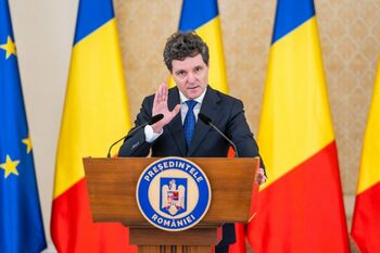 Nicușor Dan prezintă Strategia Națională de Apărare. Cum se pregăteşte România pentru un război. Strigăte în (…)