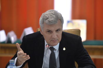 Zamfir critică Guvernul pentru renunţarea la plafonarea adaosului comercial la alimentele de bază