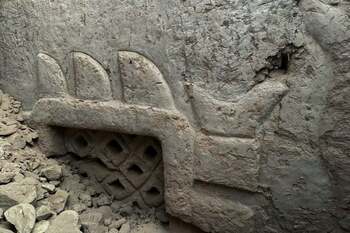 Mural vechi de 3.000 de ani, cu zei și motive cosmice, de dinaintea civilizației incașe, descoperit în Peru