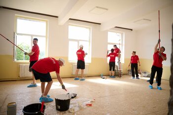 OMNIASIG, acțiune de renovare completă a unei școli din județul Giurgiu, la care au participat circa 250 de voluntari