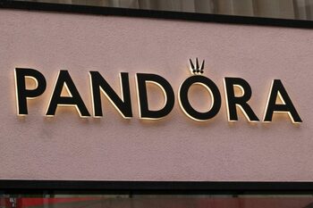 Scădere de 80% a vânzărilor la cea mai mare companie de bjiuterii din lume. Pandora vrea să se relanseze în China