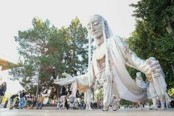 Păpuși gigant au defilat pe străzile din Craiova la Festivalul Puppets Occupy Street