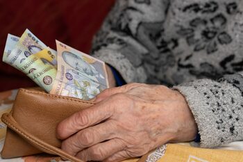 Pensia minimă de 1.281 de lei este încasată de aproape un milion de pensionari. Banii sunt cheltuiți pe utilități și (…)