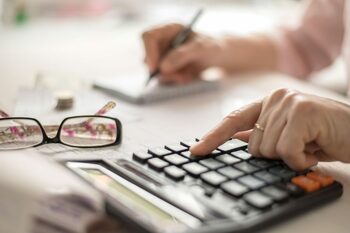 De ce acte ai nevoie pentru recalcularea pensiei dacă ai schimbat cartea de muncă sau firma a fost desființată