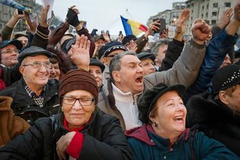 Cum își primesc pensionarii români pensia, cât costă procesul. Plata pe card versus plata în numerar, la ușă