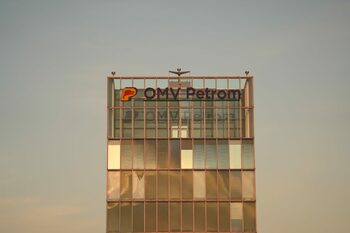 Peste 1.000 de angajați sunt vizați de disponibilizări la OMV Petrom. Sindicaliștii au aflat din presă: „Am fost șocați”