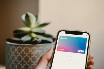 Peste 500 milioane de euro au cheltuit prin Revolut turiștii români în străinătate, între 1 mai și 25 august