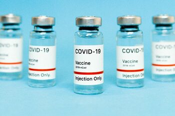 New York sfidează restricțiile Trump la vaccinuri COVID