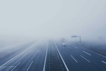 Alertă ANM! Cod galben de ceață în 10 județe. Vizibilitate sub 50 de metri în unele zone