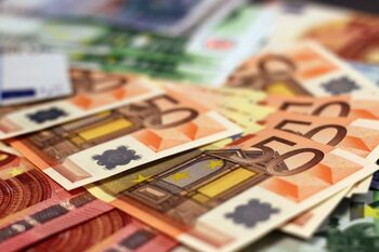 Curs valutar, 2 octombrie. Euro continuă să crească, aurul scade ușor