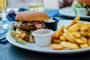 Alimentele ultra-procesate pot fi la fel de nocive ca fumatul, avertizează cercetătorii