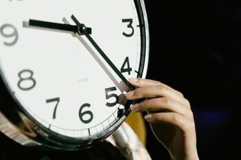 În weekend, trecem la ora de iarnă. Ceasurile se dau înapoi și câștigăm o oră de somn